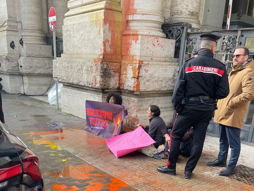 "Bruciamo tutto". E gli attivisti imbrattano il ministero dell'Istruzione