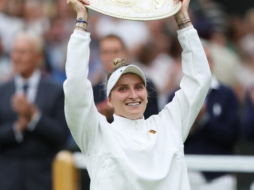 La ceca Vondrousova regina a sorpresa di Wimbledon: battuta Jabeur