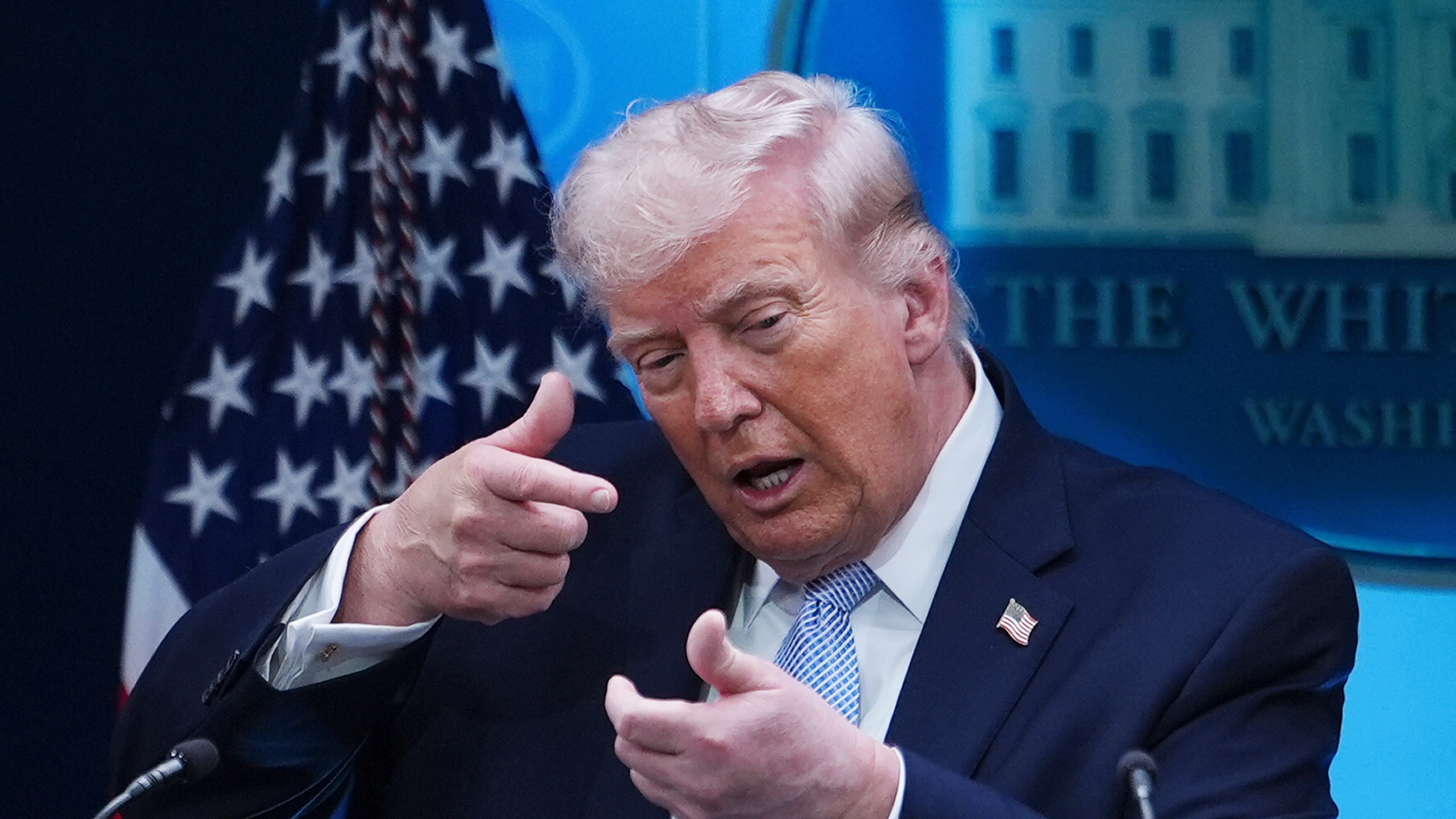 Trump tuona contro l'Ue: "Non rispetta l'intesa. Tasse al 25% sulle auto"