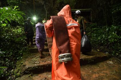 Thailandia, paura per 12 bambini intrappolati in una grotta 10