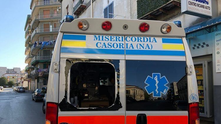 I vandali distruggono l'ambulanza anti Covid
