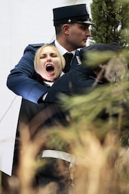 Vaticano, Femen ruba il Gesù del presepe 4