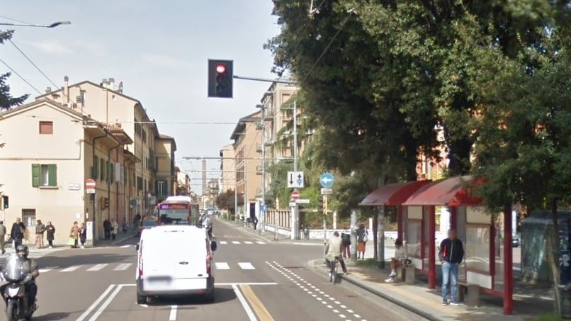 Bologna, paura sul bus: nigeriano perde la testa e attacca agenti