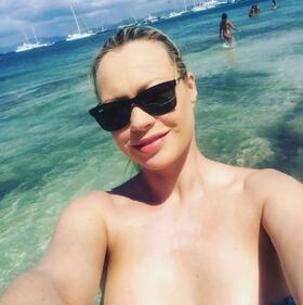 Anna Falchi, bacio hot per i fan 17