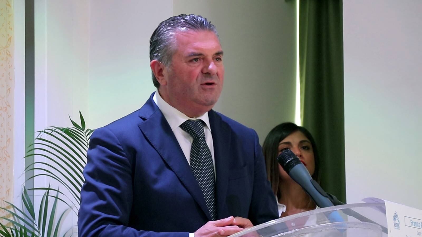 Fritture, rapporti clientelari e l'asse con De Luca: chi è Franco Alfieri, sindaco Pd arrestato per corruzione