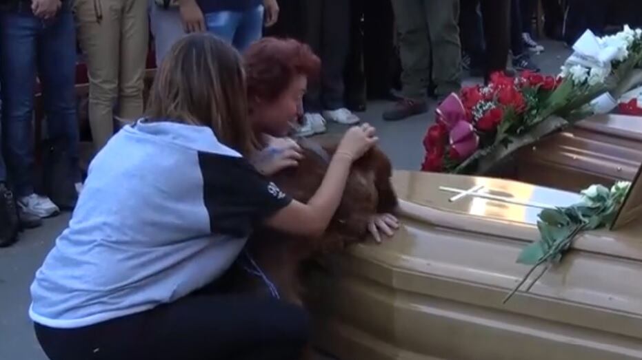 Il cocker dà l'ultimo saluto alla bara del suo padrone Andrea
