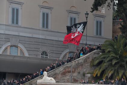 Roma, 400 ultras dell'Eintracht hanno invaso (e semidistrutto) la capitale 3