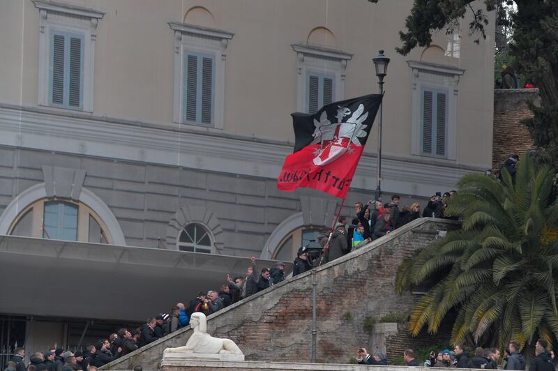 Roma, 400 ultras dell'Eintracht hanno invaso (e semidistrutto) la capitale 3