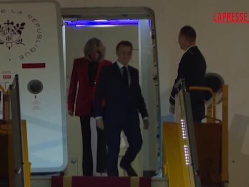 Macron schiaffeggiato dalla moglie Brigitte all'arrivo a Hanoi