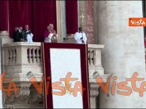 Papa Leone XIV come Wojtyla e Ratzinger, indossa mozzetta rossa, croce d'oro e la stola pontificia