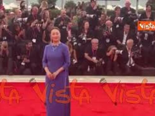 Venezia 82, la giurata della Mostra del Cinema Zhao Tao sul red carpet con un elegante abito viola