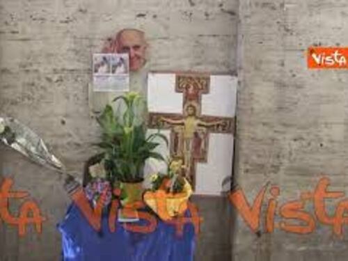 Addio a Papa Francesco, l'omaggio dei fedeli con fori e biglietti in via della Conciliazione