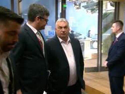 Orban senza cravatta arriva a Bruxelles per il Consiglio Ue straordinario sulla difesa