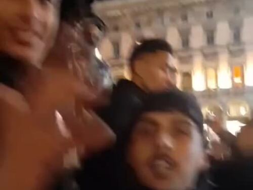 Insulti all’Italia dagli stranieri in piazza Duomo a Milano