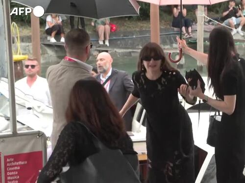 Venezia: Emma Stone, Adam Sandler e altre star sbarcano alla Mostra
