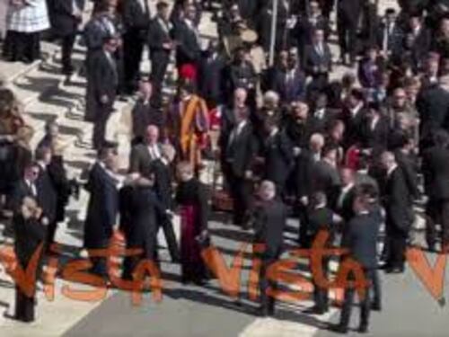 Applauso per Zelensky al suo arrivo a San Pietro. Il leader ucraino con cappotto e camicia nera