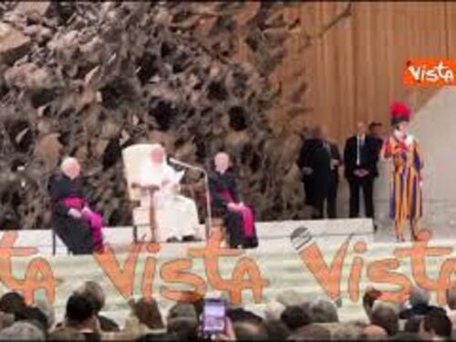 Leone XIV ricorda il dolore per la morte di Papa Francesco, l'applauso dei giornalisti