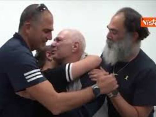 L'ostaggio israeliano Gad Moshe Moses riabbraccia i familiari dopo la liberazione da Hamas