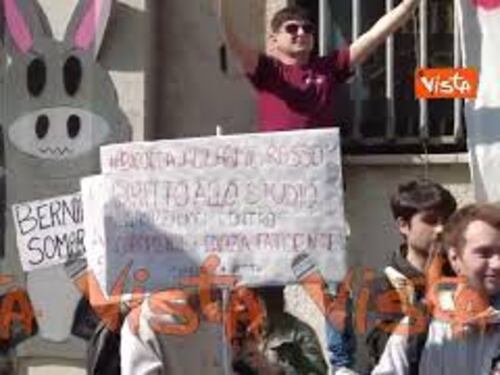 Il presidio studentesco davanti alla Prefettura di Milano contro il riarmo