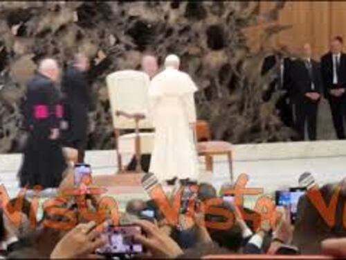 Leone XIV arriva all'incontro con i cronisti, dal pubblico urlano "Viva il Papa"