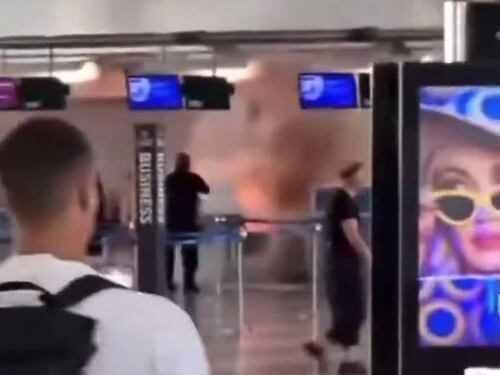 Panico a Malpensa, uomo distrugge check-in e appicca incendio