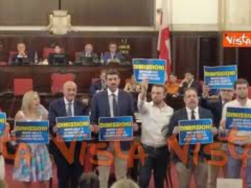 Protesta con cartelli al Consiglio Comunale di Milano, opposizione chiede le dimissioni della giunta