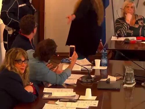 Il consigliere Franchi prelevato dall'Aula con la forza dalla polizia locale