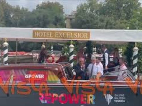 Venezia 82, il presidente della giuria Alexander Payne in posa con il direttore della Mostra Barbero