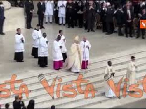 L'ingresso di Papa Leone XIV a San Pietro per la Messa di intronizzazione