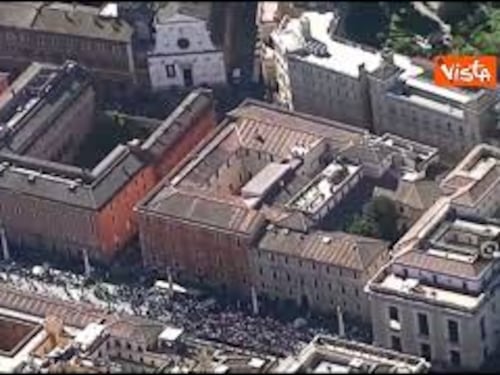 Funerali Papa Francesco, la lunga fila di fedeli in Via della Conciliazione vista dall'alto