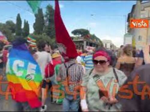 Camminando con la manifestazione contro il riarmo a Roma, immagini