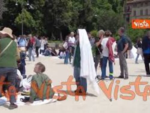 Il lenzuolo bianco fuori da Palazzo Marino a Milano per l'iniziativa 50 000 sudari per Gaza