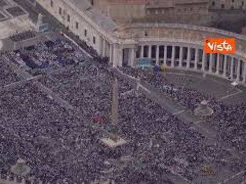 Piazza San Pietro gremita per il primo Angelus Papa, la vista dall'elicottero della Polizia di Stato