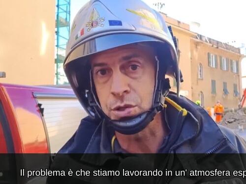 Crolla un muro a Genova, i vigili del fuoco: "Scaviamo per escludere feriti"
