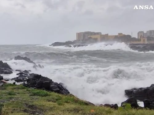 Catania, forte mareggiata sul lungomare Ognina
