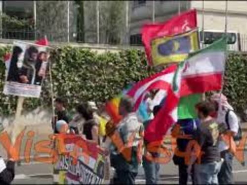 Manifestazione a Roma per la pace, ci sono anche bandiere dell'Iran e della Russia