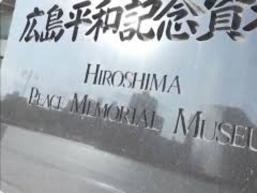 Mattarella depone una corona di fiori al Memoriale della Pace di Hiroshima