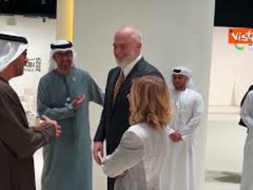 Edi Rama e Meloni insieme ad Abu Dhabi. Lui con completo grigio e sneakers bianche