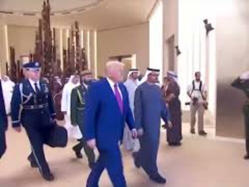 Trump accolto da suono dei tamburi e "danza dei capelli" al suo arrivo ad Abu Dhabi