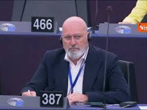 Proteste al Parlamento Ue contro rifiuto minuto silenzio per Kirk, eurodeputati battono sui banchi