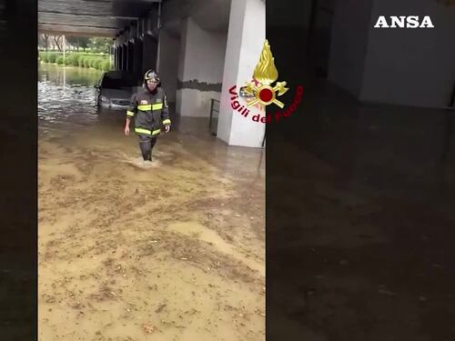 Maltempo, bomba d'acqua a Firenze: soccorsa una persona in un sottopasso allagato