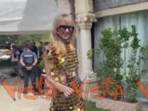 Venezia 82, Suki Waterhouse al Lido per la Mostra ricoperta di paillettes d'oro