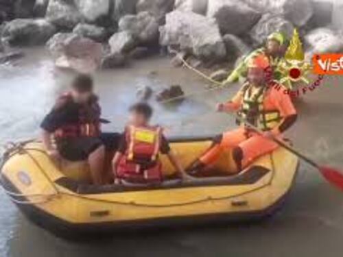 Salvati con gommone da Vigili del Fuoco due ragazzi bloccati sotto Ponte San Pancrazio a Verona