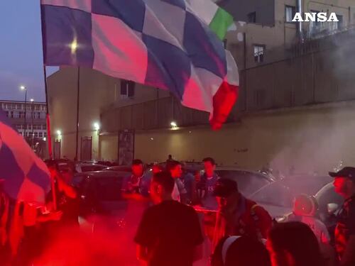 A Napoli esplode la gioia dei tifosi ai gol degli azzurri