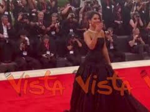 Venezia 82, Nojoud Alrumaihi sfila sul red carpet con un abito da fiaba tempestato di strass