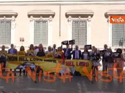Il flash mob del M5S dopo l'approvazione in Senato del ddl sulla separazione delle carriere