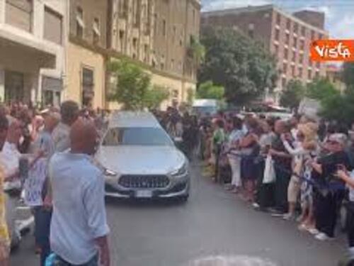 Addio Pippo Baudo, il feretro lascia la Rai tra gli applausi. I funerali nella sua Sicilia