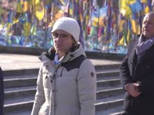 Von der Leyen alla cerimonia per i caduti al Memoriale del Popolo a Maidan a Kiev a 3 anni di guerra