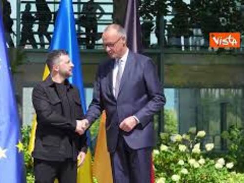 Zelensky arriva a Berlino per partecipare ai colloqui online con Trump e il gruppo dei volenterosi