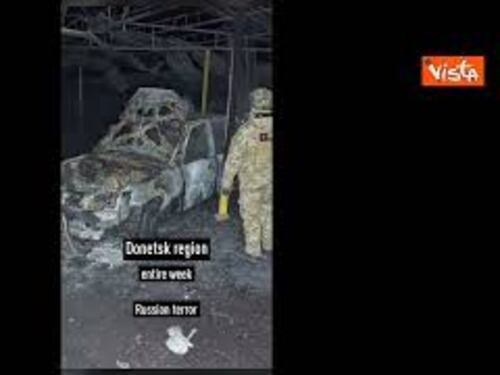 Zelensky mostra immagini guerra: "In sette giorni migliaia di droni e bombe russe sull'Ucraina"